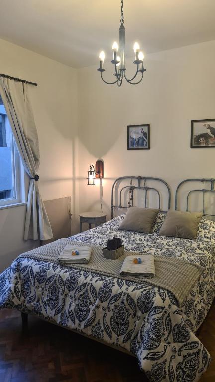 Un dormitorio con una cama con dos bandejas. en Mendoza R km 0 en Mendoza