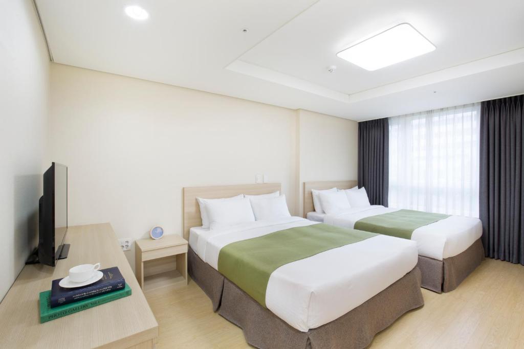 Postel nebo postele na pokoji v ubytování Crown Harbor Hotel Busan