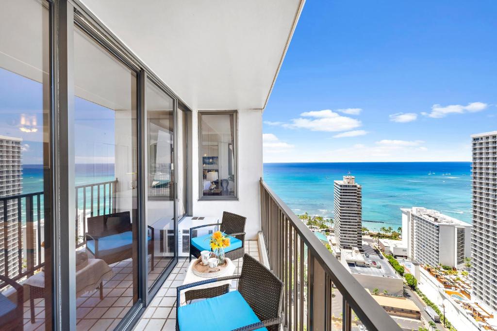 einen Balkon mit Meerblick in der Unterkunft Hawaii Dream Escape, Ocean Views & Free Parking in Honolulu