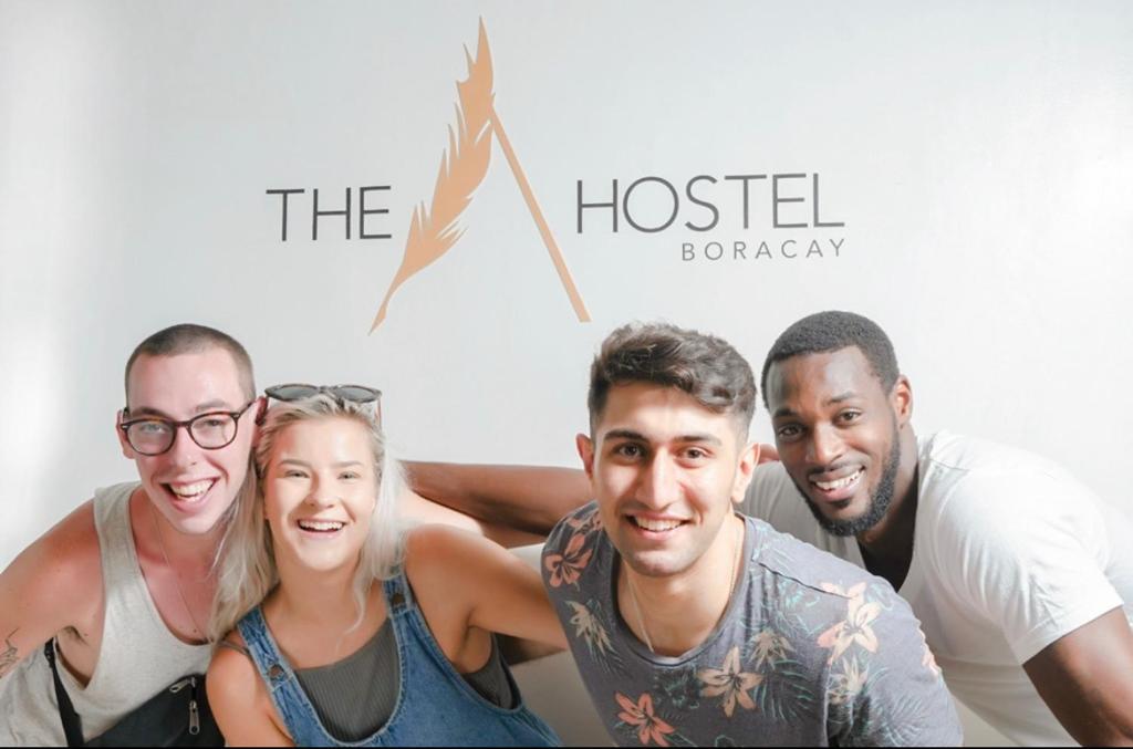 un grupo de personas posando para una foto en The A Hostel en Boracay