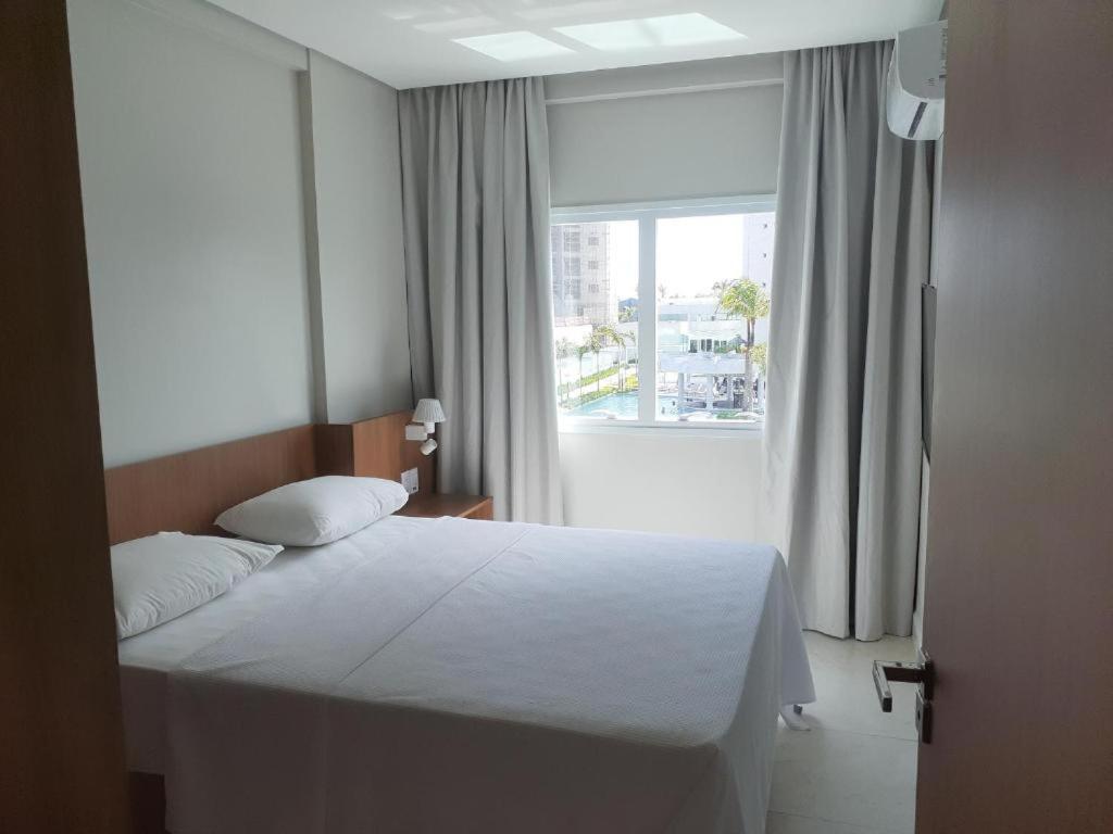 薩利諾波利斯的住宿－Exclusive Resort，卧室配有白色的床和窗户。