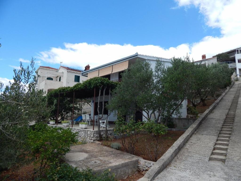 dom ze schodami przed nim w obiekcie Apartments by the sea Okrug Donji, Ciovo - 17078 w mieście Okrug Donji