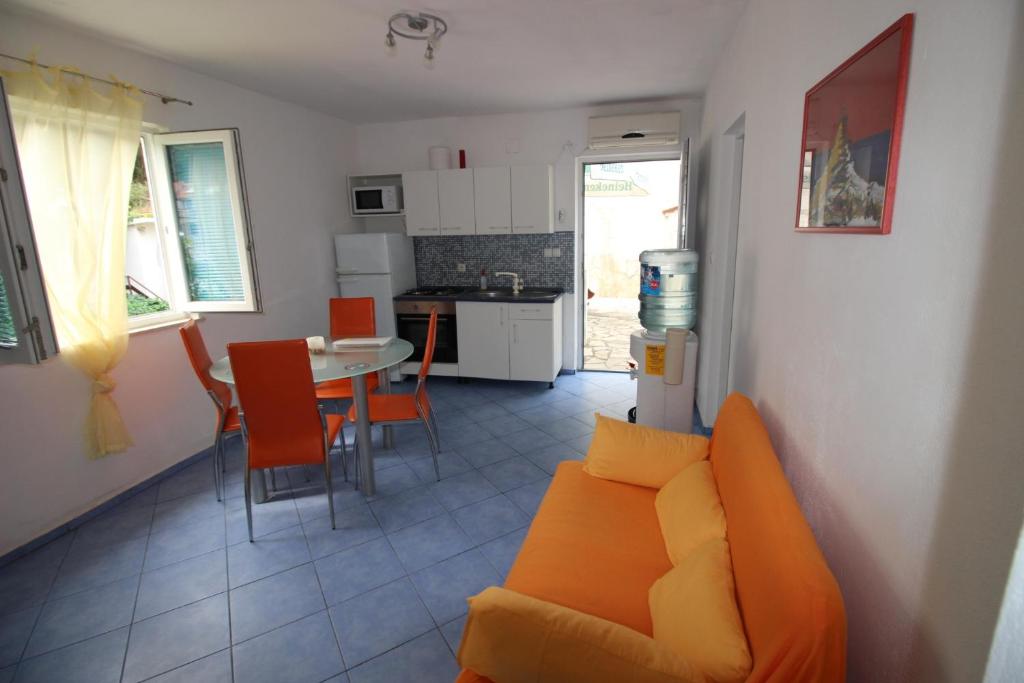 Kuchnia lub aneks kuchenny w obiekcie Apartments by the sea Cove Vela Stiniva, Hvar - 17075
