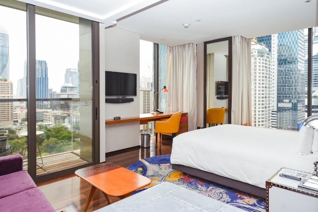 TV a/nebo společenská místnost v ubytování Hotel Indigo Bangkok Wireless Road by IHG