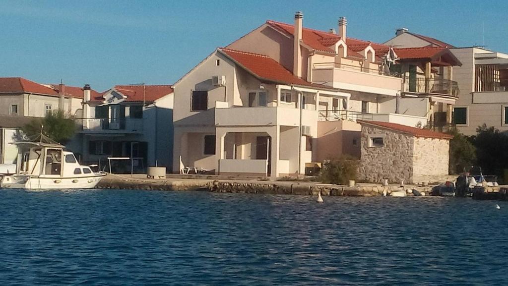Fotografia z galérie ubytovania Apartments by the sea Betina, Murter - 17061 v Betine