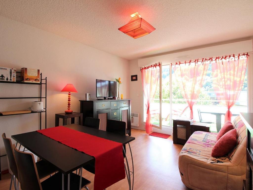 salon ze stołem i jadalnią w obiekcie T3 avec terrasse, proche centre Mont-Dore et Thermes, wifi, 2 parkings, résidence récente avec ascenseur - FR-1-608-235 w mieście Mont-Dore