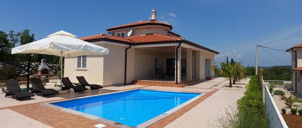 Zdjęcie z galerii obiektu Holiday house with a swimming pool Vrh, Krk - 17073 w Krku