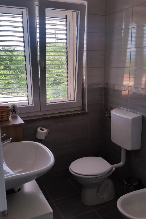 Zdjęcie z galerii obiektu Holiday house with a swimming pool Vrh, Krk - 17073 w Krku