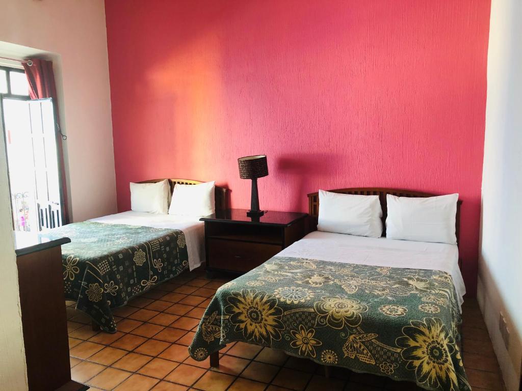 Postel nebo postele na pokoji v ubytování Hostal de los Reyes