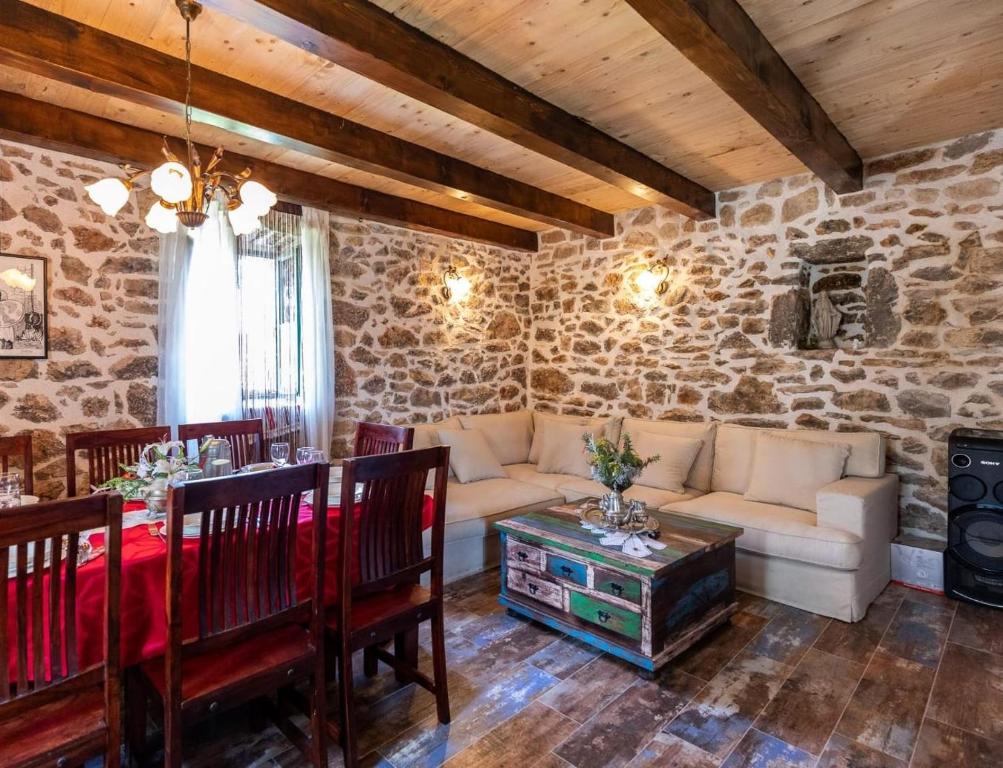 Family friendly house with a swimming pool Bogatic, Krka - 17168 - Casa De Vacaciones De Cuatro Dormitorios