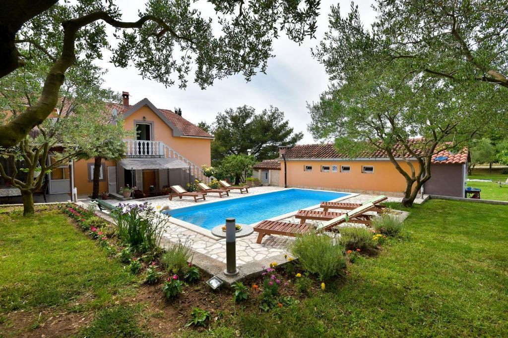 Bazén v ubytování Family friendly apartments with a swimming pool Sveti Filip i Jakov, Biograd - 17192 nebo v jeho okolí