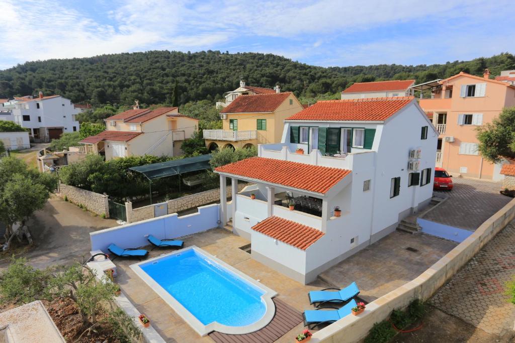 Výhled na bazén z ubytování Seaside family friendly house with a swimming pool Slatine, Ciovo - 17231 nebo okolí