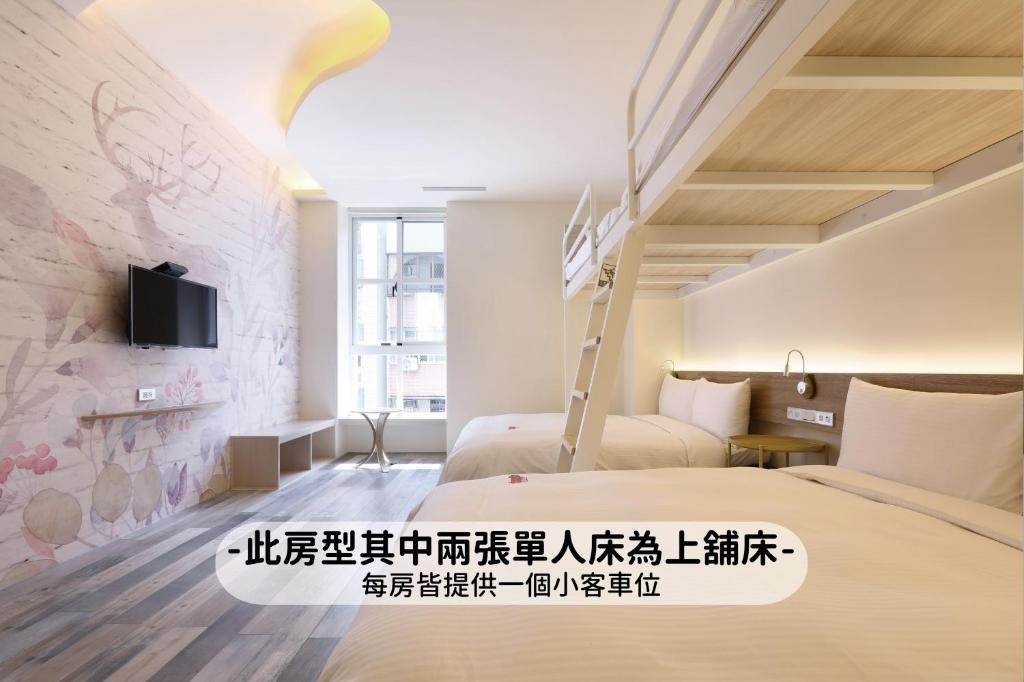 台中的住宿－MINI HOTELS (台中火車站館)，一间设有床铺和墙上电视的房间