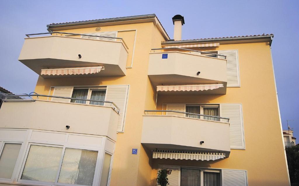 Galeriebild der Unterkunft Apartments with a parking space Rogoznica - 17106 in Rogoznica