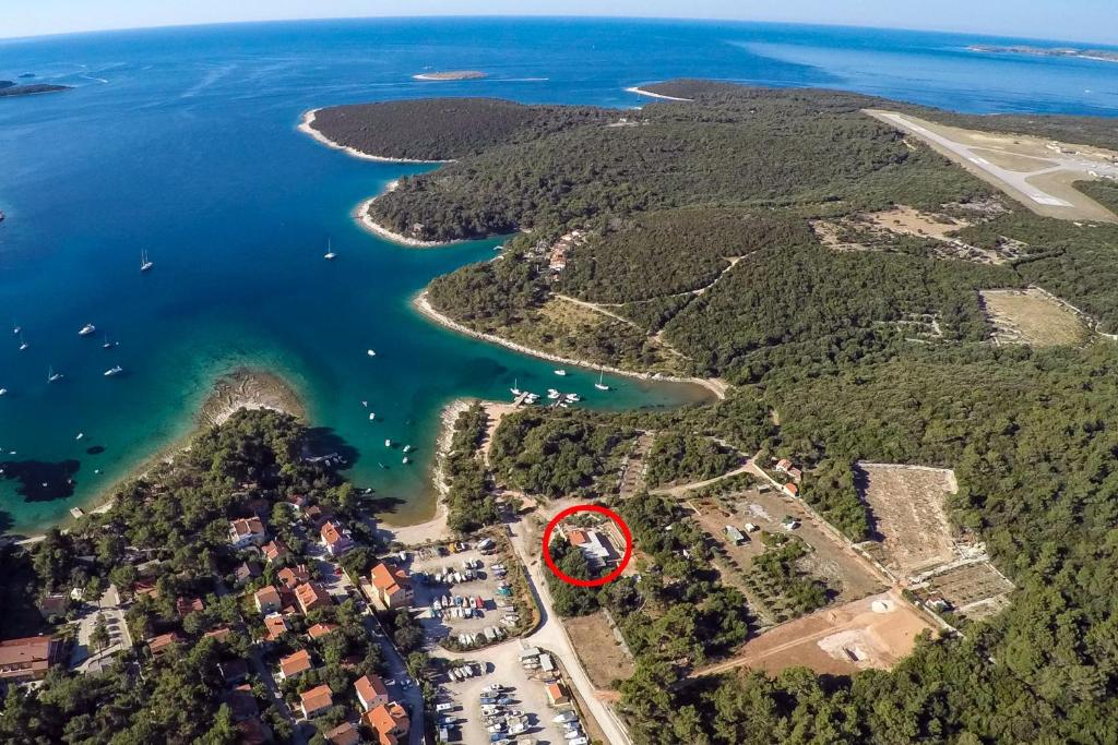 Čunski的住宿－Seaside holiday house Artatore, Losinj - 17102，海岛的空中景色,上面有红圆