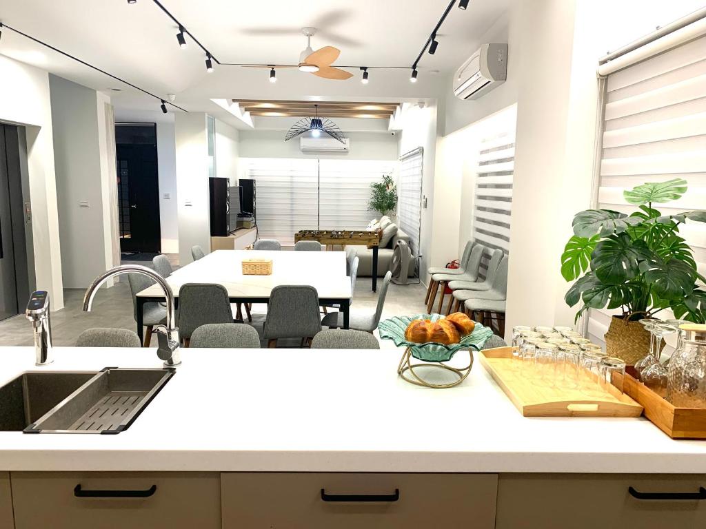 eine Küche mit einem Tisch und einem Esszimmer in der Unterkunft Jabez Homestay in Yilan