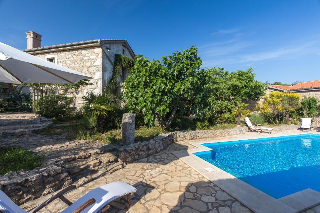 Bazén v ubytování Family friendly house with a swimming pool Bajcici, Krk - 17293 nebo v jeho okolí