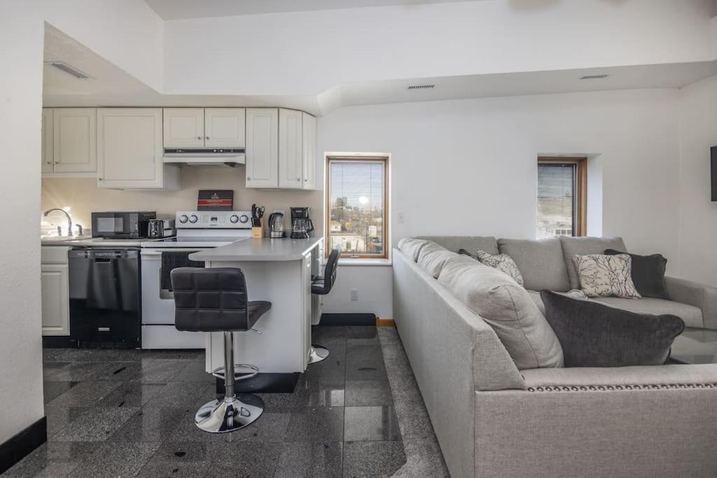 Spacious Loft with Jacuzzi & Free Parking - Housity