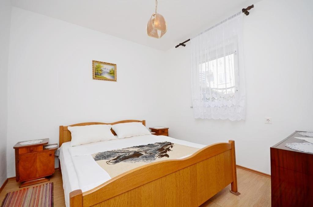 Posteľ alebo postele v izbe v ubytovaní Apartments with parking spaces Rogoznica - 17318