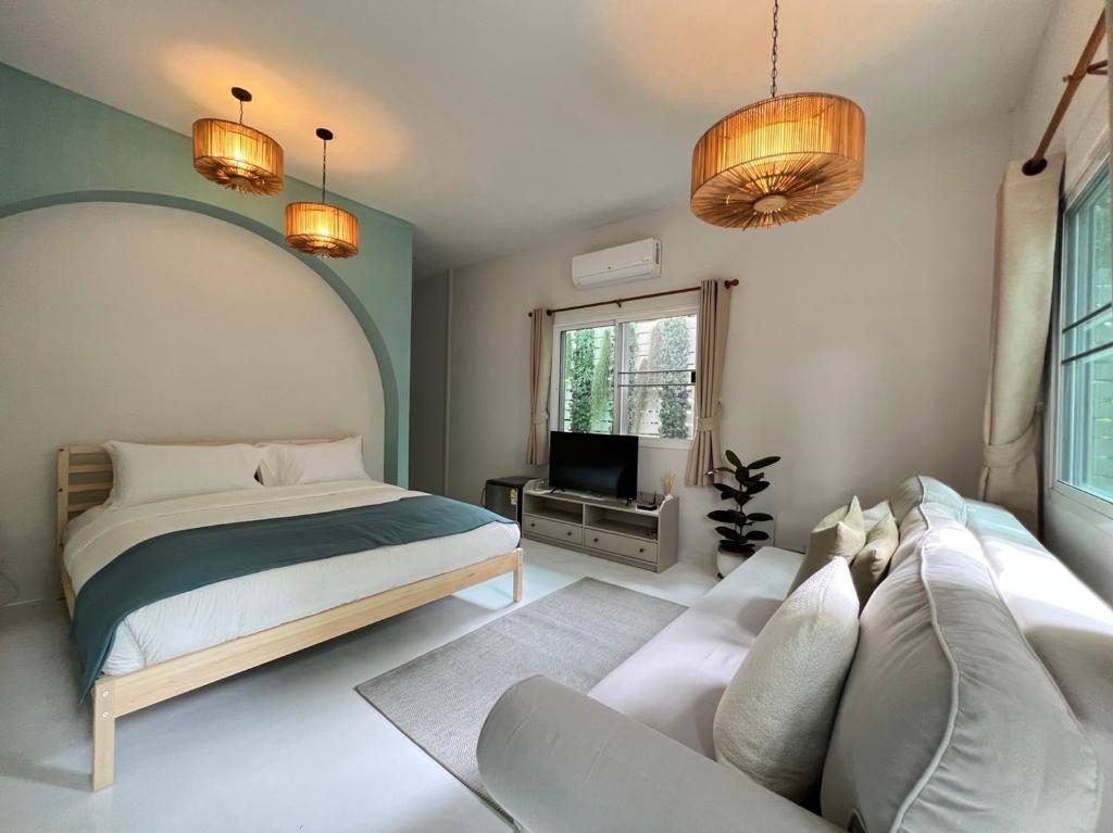 Postel nebo postele na pokoji v ubytování Warm White Hua Hin House