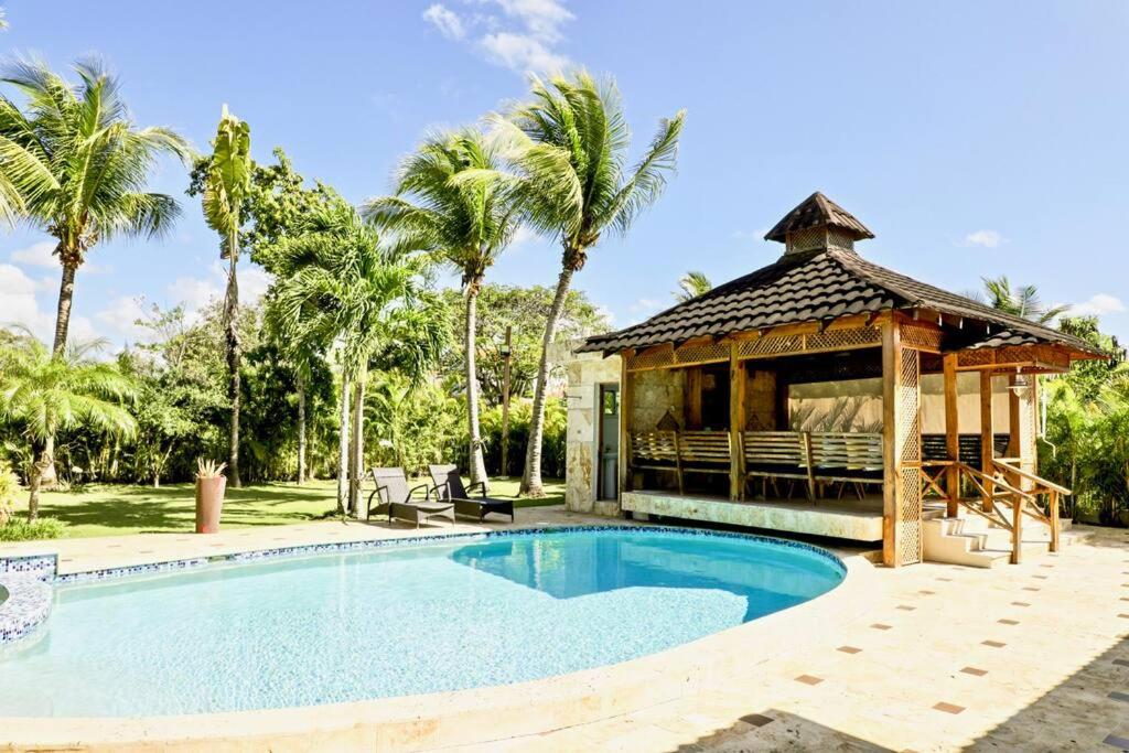 una piscina con cenador y una casa en New Sunny Villa With Pool Metro Country Club Juan Dolio, en La Puntica de Juan Dolio