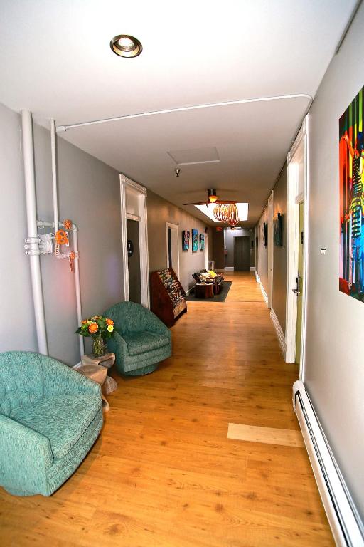 Ein Sitzbereich in der Unterkunft HI San Diego Downtown Hostel
