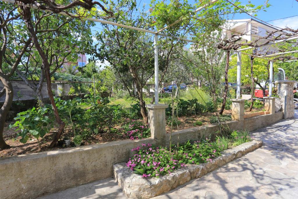 Vonkajšia záhrada v ubytovaní Apartments with a parking space Podstrana, Split - 17053