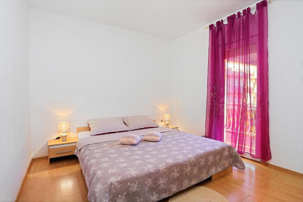 Posteľ alebo postele v izbe v ubytovaní Apartments with a parking space Podstrana, Split - 17053