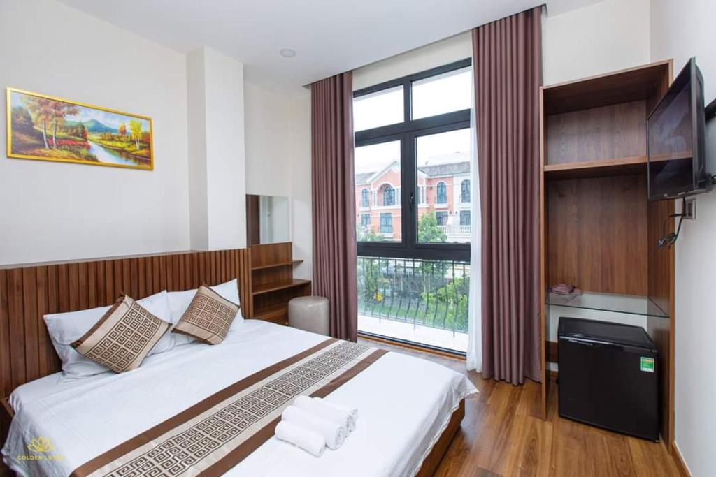 una camera da letto con un letto e una grande finestra di Golden Lotus Homestay a Phu Quoc
