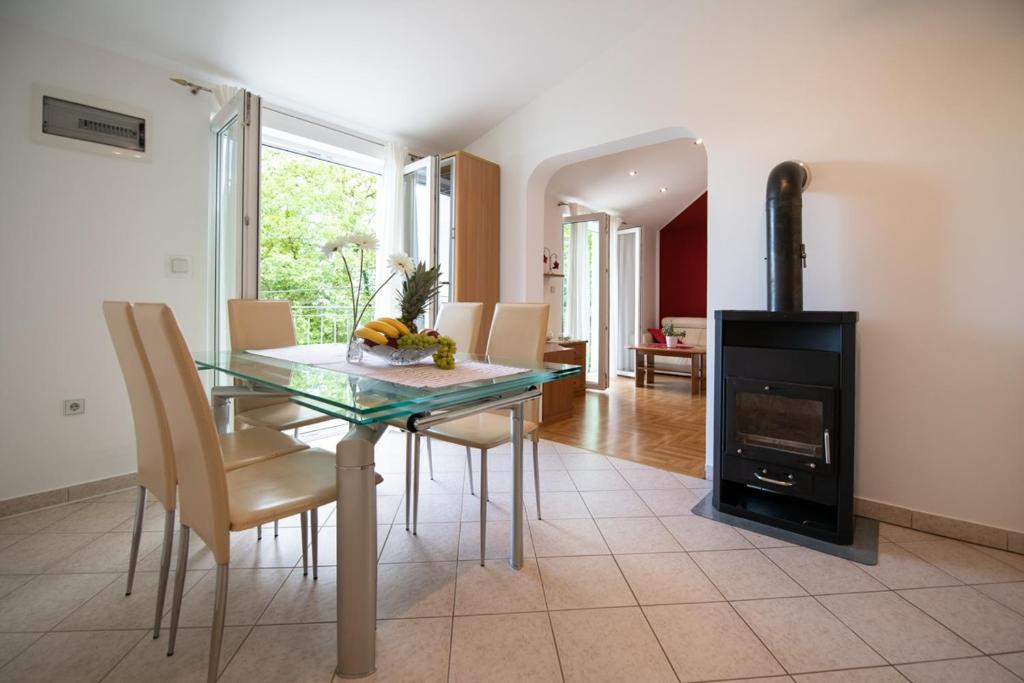 Zdjęcie z galerii obiektu Apartments with a parking space Liganj, Opatija - 17370 w mieście Lovran