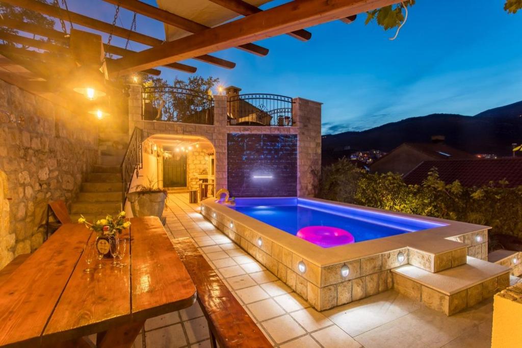 Family-friendly apartments with swimming pool Sustjepan, Dubrovnik - 17308