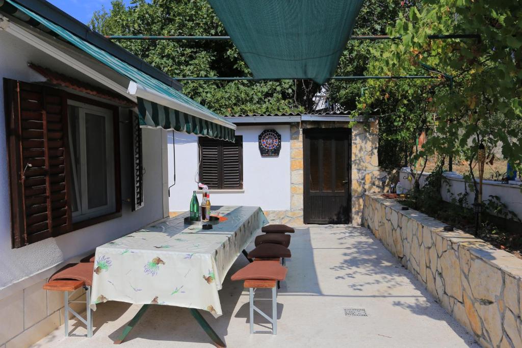 Fotografia z galérie ubytovania Family friendly house with a swimming pool Zakucac, Omis - 17074 v Omise