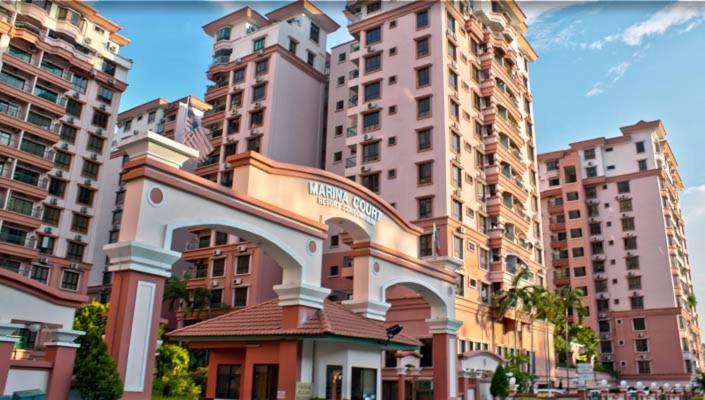 コタキナバルにあるDonald Marina Court Condoの都市にある高層ビルの集まり