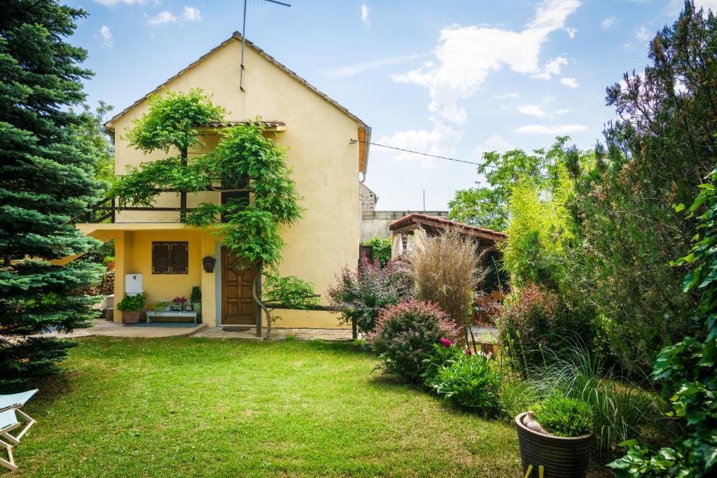 - une vue sur l'extérieur d'une maison avec une cour dans l'établissement Family friendly house with a swimming pool Vojnic Sinjski, Zagora - 17375, à Trilj