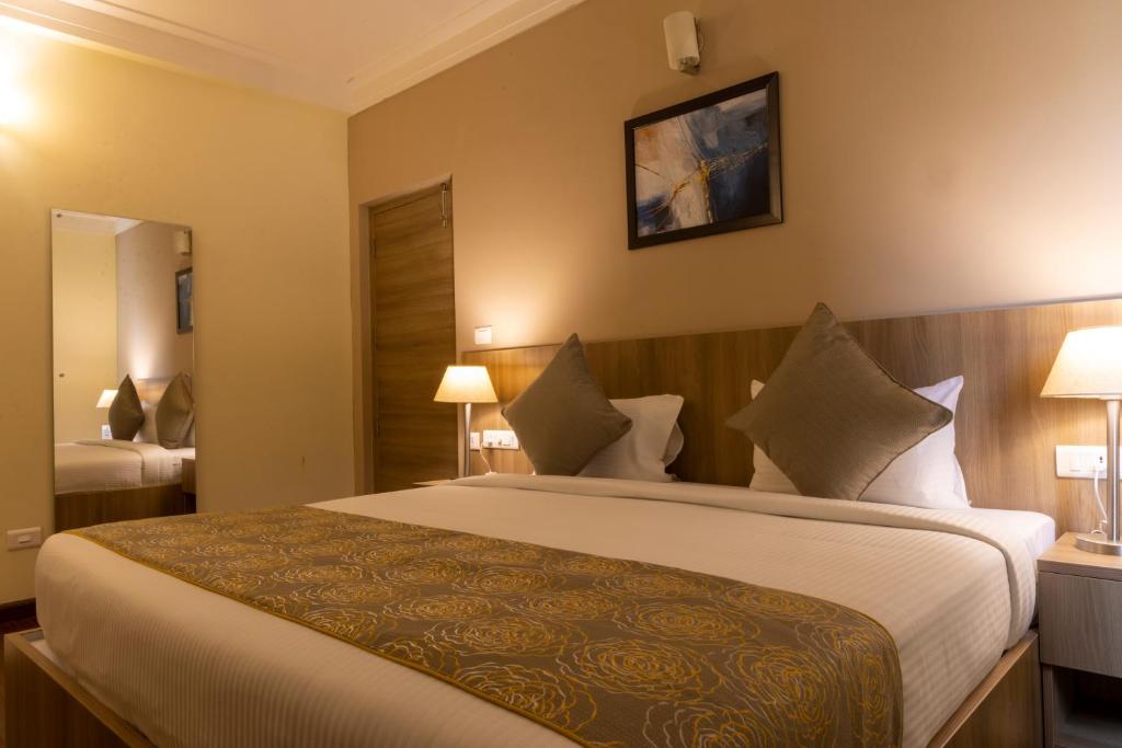 Postel nebo postele na pokoji v ubytování Starlit Suites Tirupati