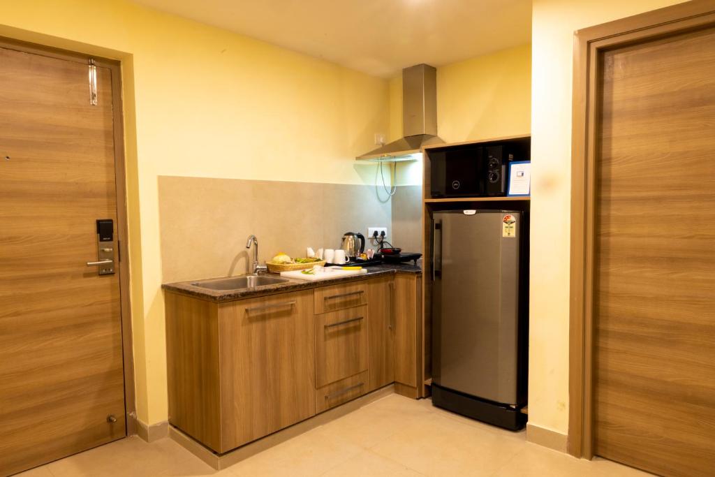 Kuchyň nebo kuchyňský kout v ubytování Starlit Suites Tirupati
