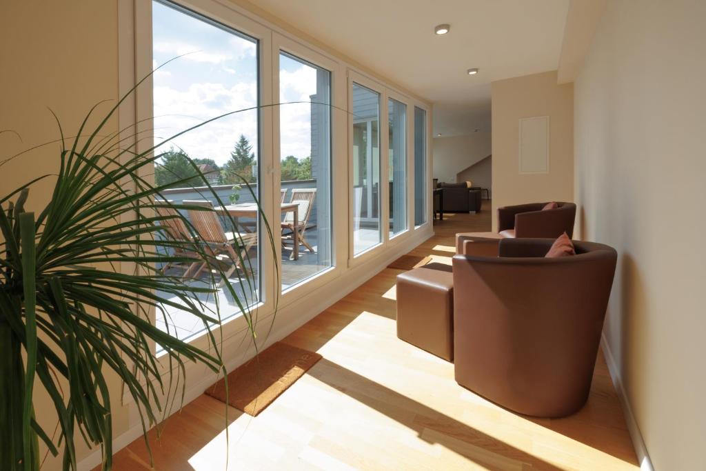 a living room with chairs and a plant at Hotel Jellentrup in Münster