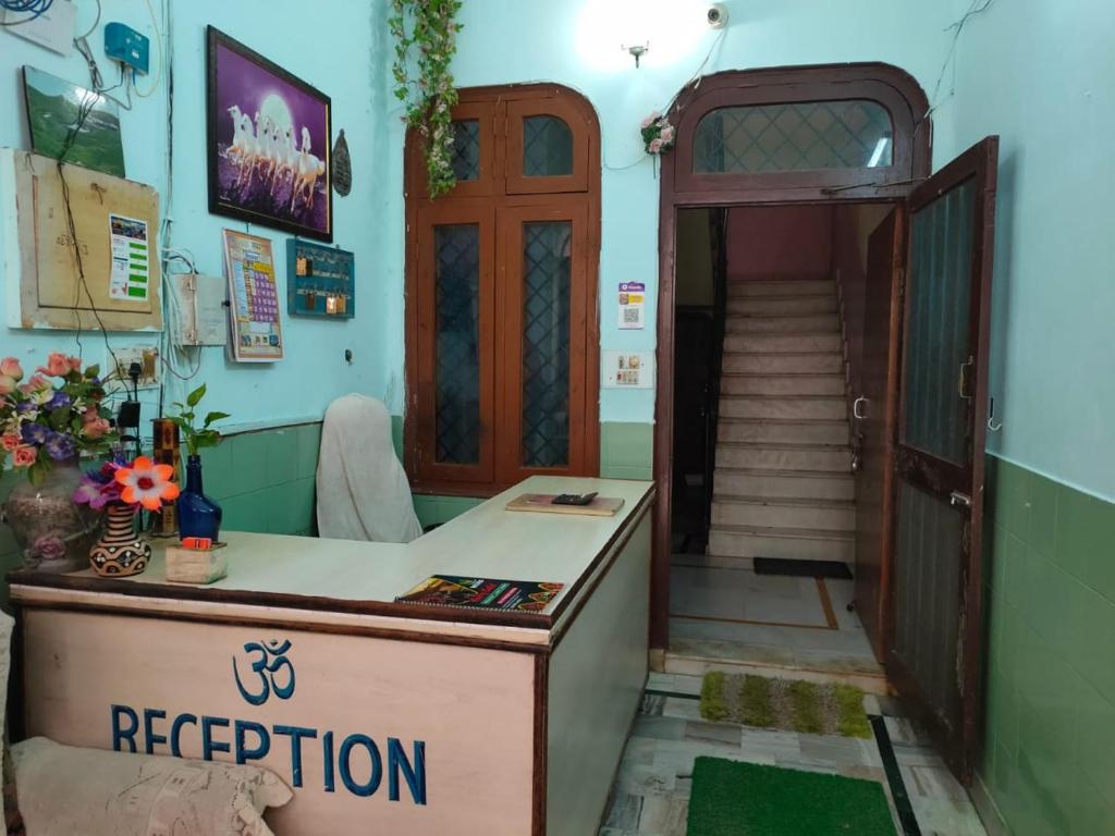HOTEL GANGA VIEW harry stay في Shivpuri: غرفة بها مكتب استقبال وباب
