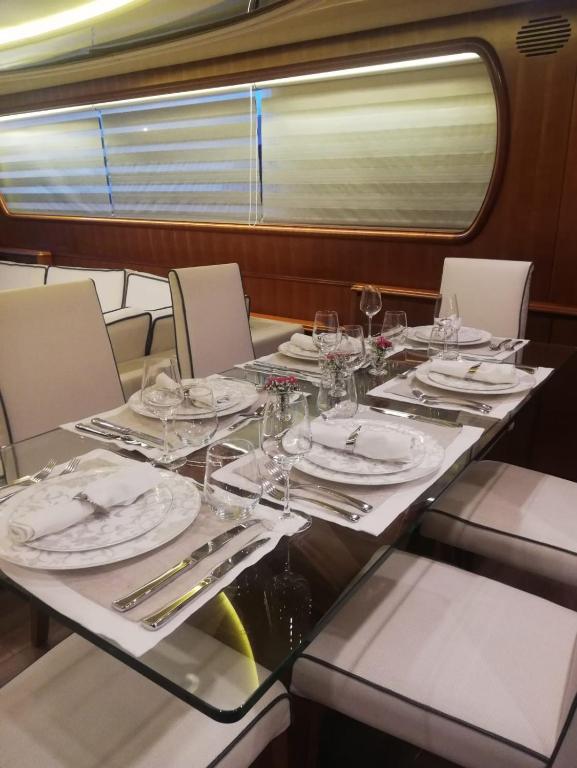 Fotografie z fotogalerie ubytování Falcon superyacht 100ft v Aténách