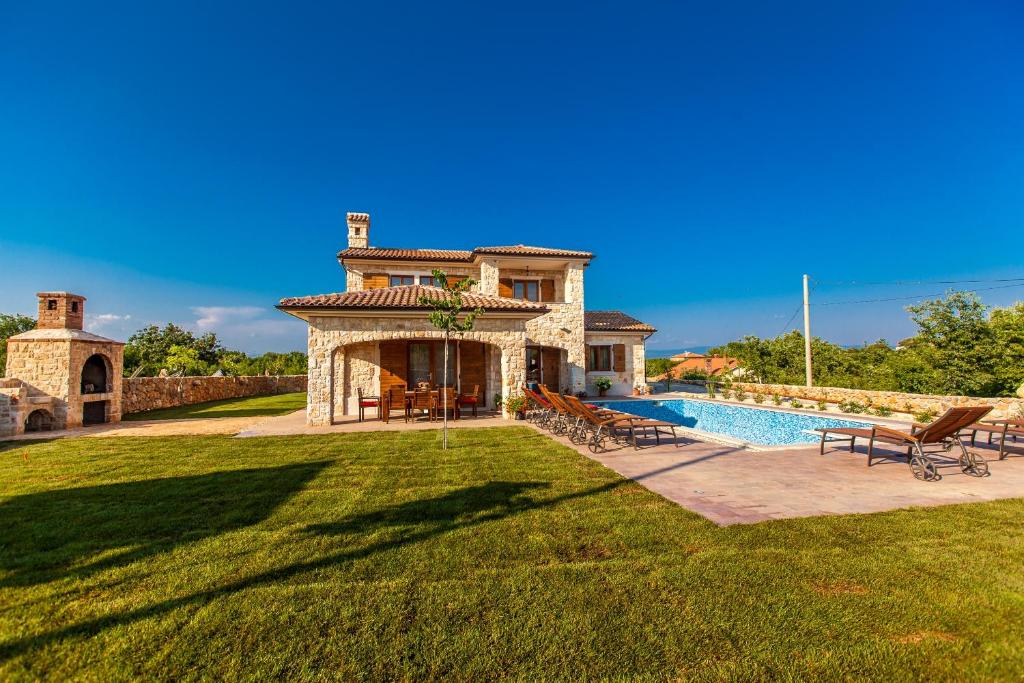 Zdjęcie z galerii obiektu Luxury villa with a swimming pool Vrh, Krk - 17443 w mieście Vrh