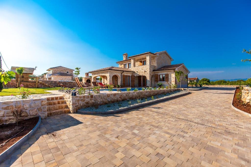 Zdjęcie z galerii obiektu Luxury villa with a swimming pool Vrh, Krk - 17443 w mieście Vrh
