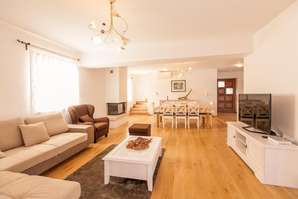 Zdjęcie z galerii obiektu Luxury villa with a swimming pool Vrh, Krk - 17443 w mieście Vrh