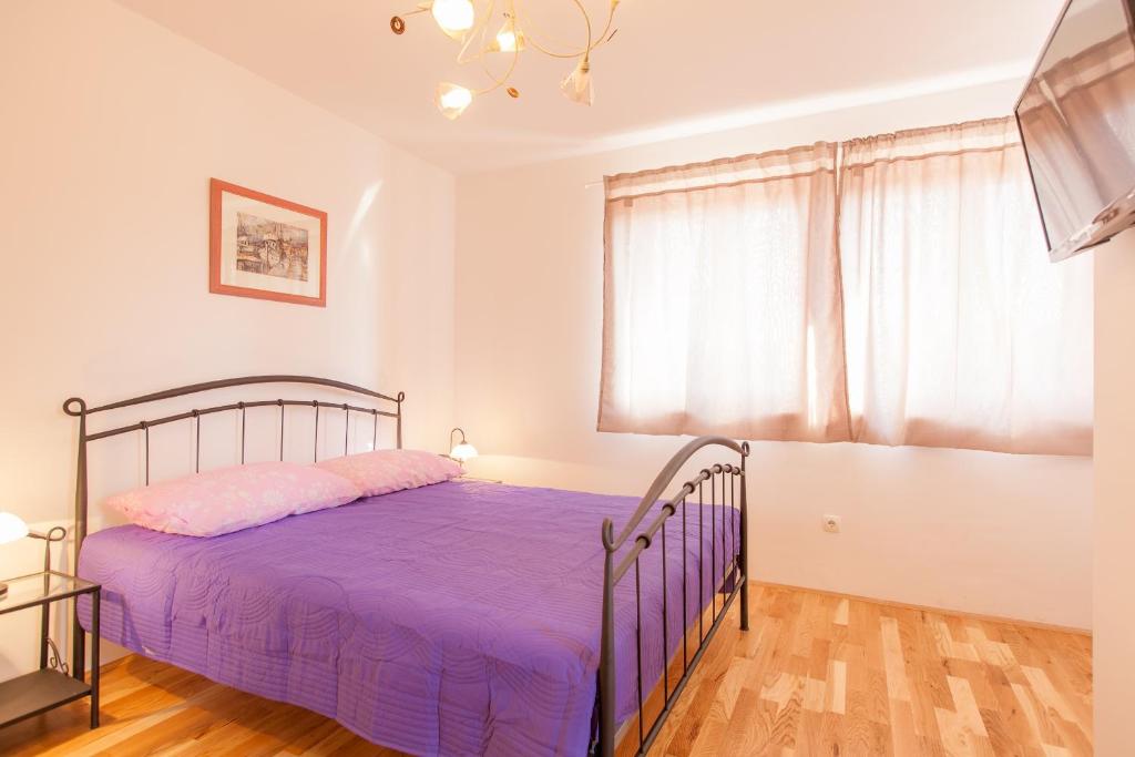 Zdjęcie z galerii obiektu Luxury villa with a swimming pool Vrh, Krk - 17443 w mieście Vrh