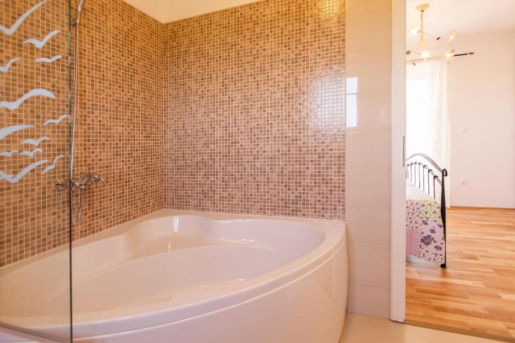 Zdjęcie z galerii obiektu Luxury villa with a swimming pool Vrh, Krk - 17443 w mieście Vrh