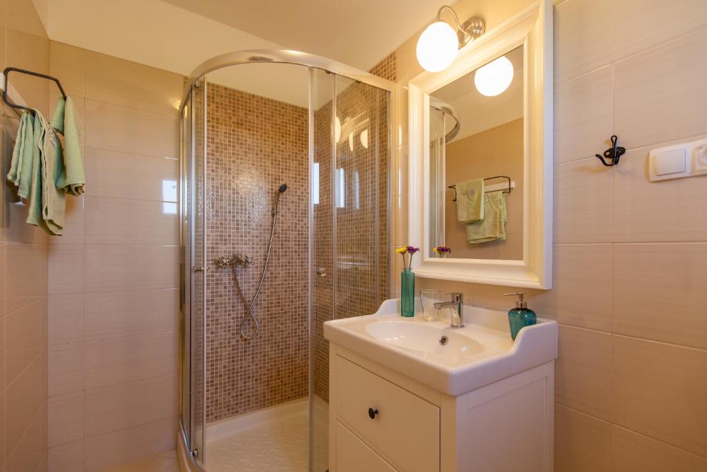 Zdjęcie z galerii obiektu Luxury villa with a swimming pool Vrh, Krk - 17443 w mieście Vrh