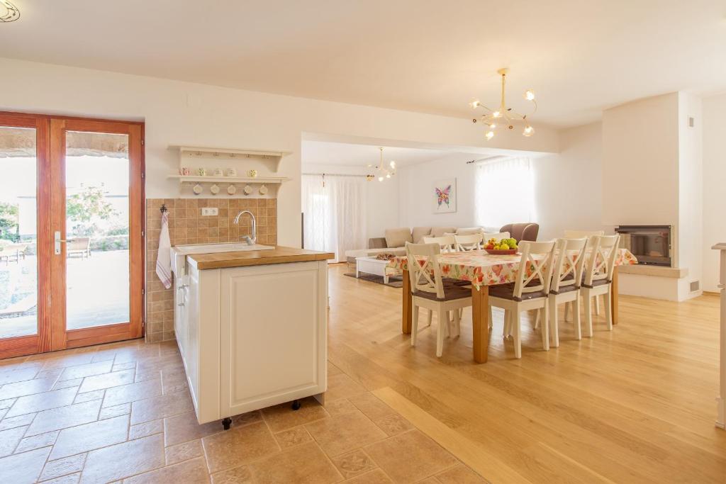 Zdjęcie z galerii obiektu Luxury villa with a swimming pool Vrh, Krk - 17443 w mieście Vrh