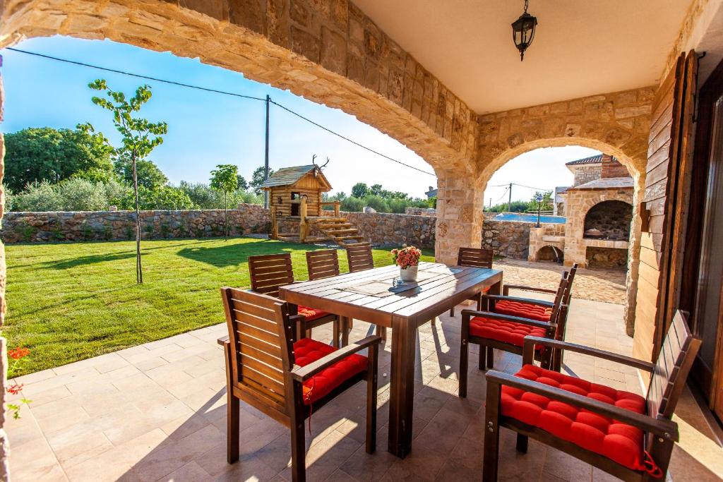 Zdjęcie z galerii obiektu Luxury villa with a swimming pool Vrh, Krk - 17443 w mieście Vrh