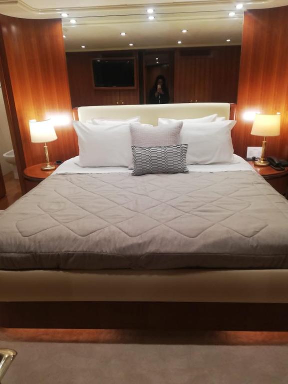 Postel nebo postele na pokoji v ubytování Falcon superyacht 100ft