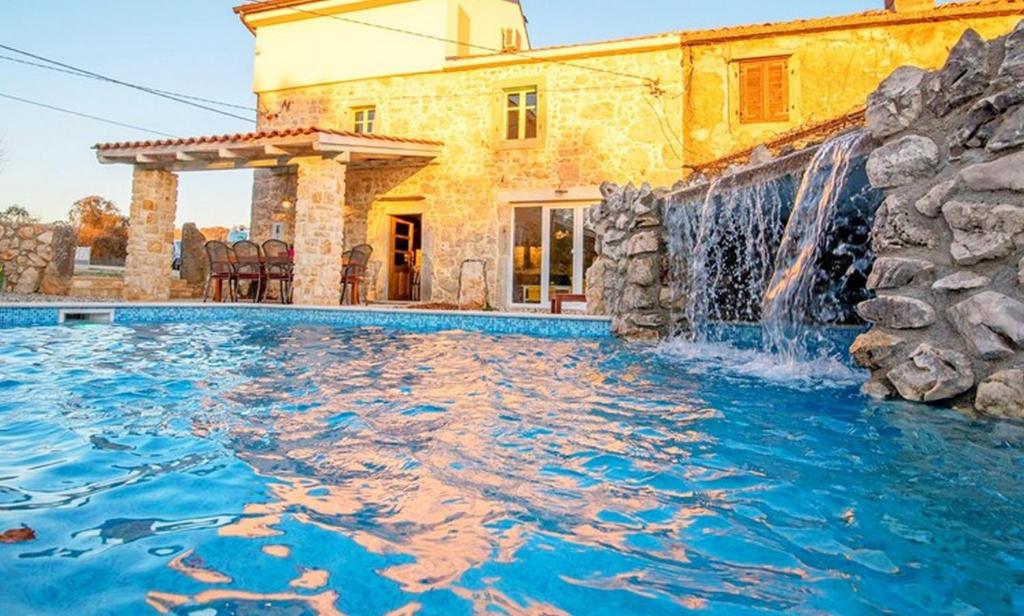 Basen w obiekcie Luxury villa with a swimming pool Garica, Krk - 17469 lub w pobliżu