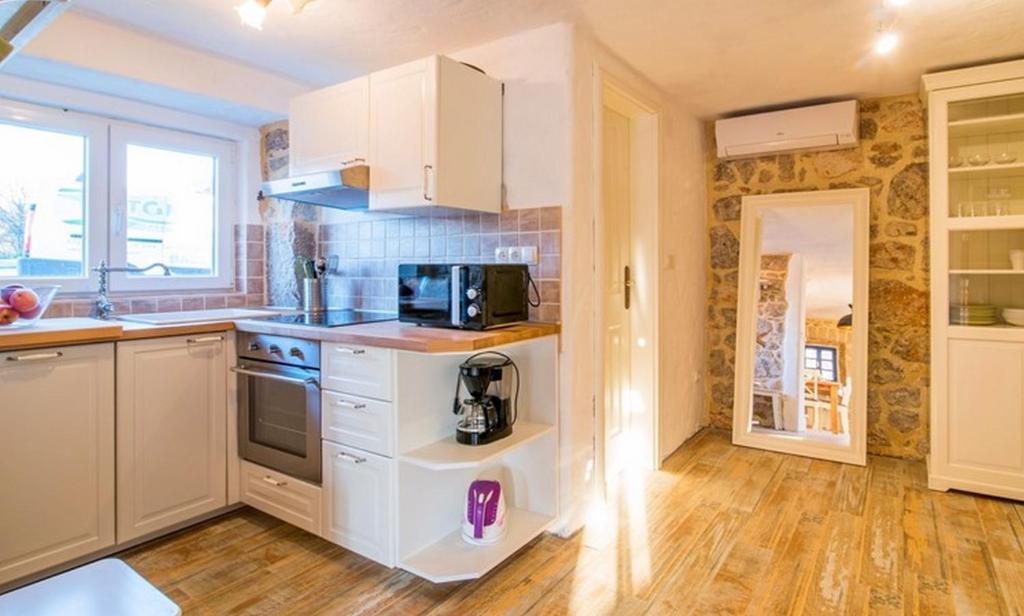 Kuchnia lub aneks kuchenny w obiekcie Luxury villa with a swimming pool Garica, Krk - 17469